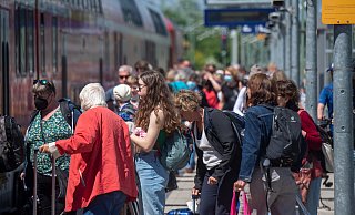 Mit vollen Zügen ist gerade zur Zeit der Fußball-Europameisterschaft in Deutschland zu rechnen. Die Gewerkschaft EVG befürchtet Gewalt von Fans. - dpa