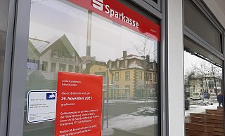 Ein Plakat weist an der Tür auf die Schließung des Geldautomaten der Sparkasse am Paderborner Tor in Warburg hin. - DIeter Scholz Ein Plakat weist an der Tür auf die Schließung des Geldautomaten der Sparkasse am Paderborner Tor in Warburg hin. - DIeter Scholz