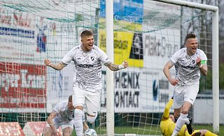 Die Freude herauslassen: So wie hier zuletzt gegen Lippstadt wollen Mirko Schuster (l.), Kapitän Daniel Flottmann und der SV Rödinghausen auch am Mittwoch Abend im Häcker Wiehenstadion wieder jubeln. - Joel Beinke
