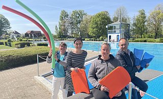 Heidi Wagner (v.l.), Marina Hagelganz, Jennifer Weiß und Markus Diering freuen sich auf den Start der Freibadsaison. Das Freibad Elverdissen, in dem noch letzte Vorbereitungsarbeiten anstehen, startet am Samstag, 13. Mai. Im Kleinen Felde geht es bereits am kommenden Samstag, 6. Mai, los. - Natalie Gottwald