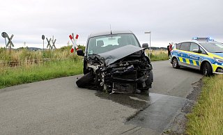Der Renault wurde bei der Kollision mit der Bahn stark beschädigt. - Polizei Minden-Lübbecke