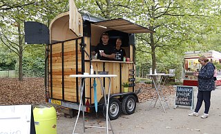 In einem ehemaligen Pferdeanhänger verkaufen Geert und Yvonne van der Tuuk Hühnersuppe. - Heidi Froreich