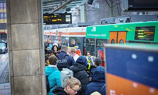 Einsatz in der Stadtbahn am Rathaus: Polizei und Rettungskräfte sind im Einsatz. - Sarah Jonek
