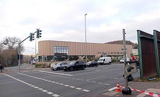 Die Ampel an der B64-Kreuzung in Höxter muss repariert werden. Bis das geschehen ist, wird der Verkehr von der Polizei geregelt. - Michaela Bast