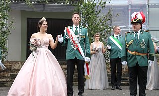 Im strahlenden Mittelpunkt: Bökendorfs Königspaar Johanna und Oliver Weskamp feiern mit großem Hofstaat und vielen Gästen ein ausgelassenes Schützenfest. - Madita Schellenberg
