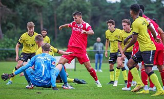 Arminia Bielefelds Semi Belkahia (M., Nr. 5) stochert den Ball an Venlos Torwart Jan de Boer vorbei zum 3:1 ins Tor. - Sarah Jonek