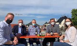 Greenfiber-Geschäftsführer Paul Gummert (v. l.), Markus Hannig, Geschäftsführer der Stadtwerke Lübbecke und Bürgermeister Frank Haberbosch feierten mit Thorsten Appel und Nina Wehmeyer vom TuS N-Lübbecke die Büroeröffnung. - Greenfiber