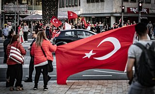 Erdogan-Anhänger feiern am Sonntagabend auf dem Jahnplatz in Bielefeld. - Mller