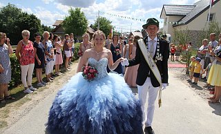 Das noch amtierende Königspaar Felix und Eileen Becker. - Johannes Büttner