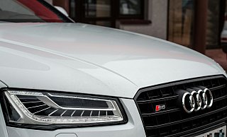 Der junge Fahrer im Audi S8 fühlte sich von anderen PS-Posern provoziert und gab Gas. - Symbolfoto: Unsplash / Creative Commons