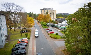 Im oberen Bereich der Elbeallee (Höhe Alsterweg) ist die Endhaltestelle der verlängerten Stadtbahnlinie 1 nach Sennestadt geplant. Viele der Wohneigentümer in den Häusern auf der linken Seite wollen sich weigern, der Stadt Grund zu verkaufen. Die Politik denkt nun wieder laut über Alternativen nach. - Mike-Dennis Müller / www.mdm.photo