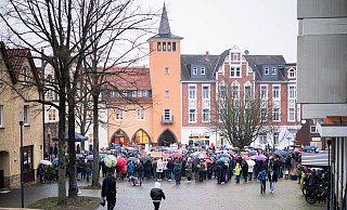 Bürgerinnen und Bürger protestieren gegen Rechtsextremismus unter dem Motto „Nie wieder ist jetzt“. Das Bündnis „Lübbecke zeigt Gesicht“ hatte dazu aufgerufen.Foto: Noah Wedel - Noah Wedel