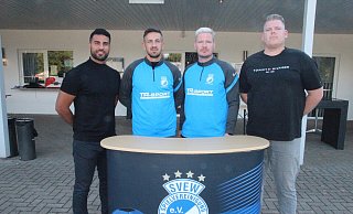 Junges Führungsquartett: Beim Bezirksligisten SV Eidinghausen-Werste ziehen Shindar Mohammad (von links, Sportlicher Leiter), Co-Trainer und Spieler Andreas Vidovic, Trainer Nils Mühlenweg und der Sportliche Leiter und Torwarttrainer Marc Holtkamp die Fäden. - Wolfgang Döbber