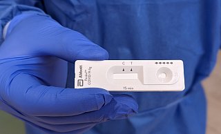 Das Bild zeigt eine bisher nicht verwendete Kassette für einen Corona-Schnelltest. - David Knapp