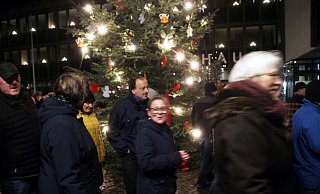 In der Mitte der "Spaziergänger" steht auch Grünen-Ratsmitglied Manfred Richter aus Kirchlengern. - Florian Weyand