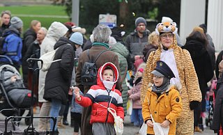 Die Kita Luftikus läuft mit etwa 300 Teilnehmern zum Rosenmontag durch die Innenstadt und wirft Bonbons und Konfetti. - Ulf Hanke