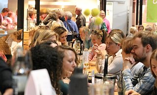 Mehrere Hundert Besucher zog es beispielsweise Anfang August zum Feierabendmarkt in die Markthalle. - Claus Frickemeier
