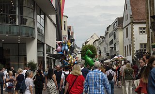 Die Westernstraße ist am letzten Tag des Liborifestes gut besucht. Grund ist auch der verkaufsoffene Sonntag. - Lisa Richter
