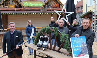 Bürgermeister Tim Kähler ( vorne v. l. ), Betriebsleiter H2O und Eishalle Markus Diering, Geschäftsführer der Pro Herford Frank Hölscher, auch von der Pro Herford Maxime Bethke (hinten v. l.) Bereichsleiter der Eishalle Martin Kretschmar und neu bei der Pro Herford Svea Vaupel. - Anastasia von Fugler