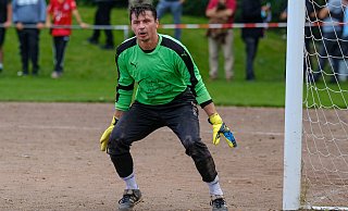 Edin „Eddy“ Mujala kam als Torwarttrainer zum FC Türk Sport – und steht längst selbst zwischen den Pfosten. - Foto: Andreas Zobe/NW