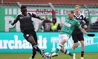 Arminia Bielefeld um Merveille Biankadi (l., im Zweikampf gegen Lübecks Marvin Thiel) und Sam Schreck hat wieder Zeit gebraucht, um in die Auswärtspartie zu finden. - IMAGO/Nordphoto