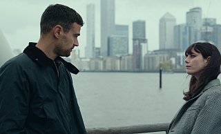 Theo James und Kaya Scodelario spielen die Hauptrollen in "The Gentlemen". - Netflix Theo James und Kaya Scodelario spielen die Hauptrollen in "The Gentlemen". - Netflix