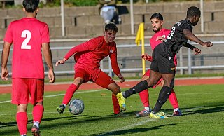 Der A-Jugendliche Alexander Enns (Mitte) ist einer der wenigen Gewinner im Landesliga-Team des VfB Fichte. - Andreas Zobe