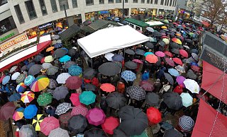 2019 war es auf dem Marktplatz proppevoll. Und das vermeintlich schlechte Wetter sorgte für ein ungeahnt farbenfrohes Foto aus der Vogelperspektive. - Thomas Kube