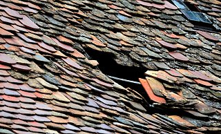 Besonders nach den Stürmen der vergangenen Tage sind Dachdecker gefragt, doch die Innung warnt. - (Symbolbild) Pixabay