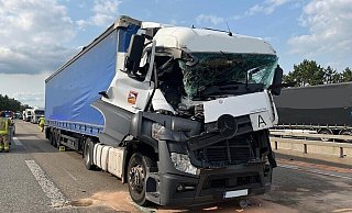 Der Fahrer wurde bei dem Unfall in seiner Kabine eingeklemmt. - FFW Warburg