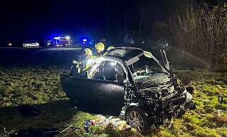 Der Fahrer konnte sein völlig zerstörtes Fahrzeug-Wrack zwar selbstständig verlassen, musste aber mit leichten Verletzungen ins Krankenhaus gebracht werden. - Thorsten Heß