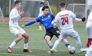 Arminias Efe Tirpan (Mitte) tunnelt im U19-Westfalenligaspiel Hamms Kenan Özdemir (24). - Peter Unger