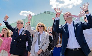 Die Miele-Geschäftsführer Reinhard Zinkann (l.) und Markus Miele (r.) begrüßen mit Mieles Frau Katja Soehnle-Miele die feiernden Gäste in Gütersloh. - Stefan Derschum