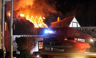 Die Flammen schlugen in der Silvesternacht meterhoch aus dem Dach des Wohnhauses in Porta Westfalica-Lerbeck. Foto: Polizei Minden-Lübbecke - Polizei Minden-Lübbecke