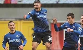 Florent Muslija (M.) feiert hier einen Treffer im Heimspiel gegen Werder Bremen. Der SCP-Winterneuzugang aus Hannover überzeugte ebenso wie seine Mittelfeldkollegen Philipp Klement (l.) und Ron Schallenberg (r.). - picture alliance/dpa
