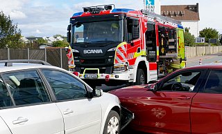 Die Autos kollidieren auf der linken Geradeausspur auf dem Frankfurter Weg. - Ralph Meyer