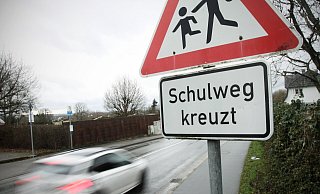Der Hinweis auf kreuzende Schüler steht nur wenige Meter vor der Bushaltestelle auf der gegenüberliegenden Seite. - Felix Eisele