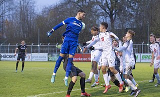 Alles probiert: In den Schlussminuten rückte auch Rödinghausens Torhüter Tiago Estevao (in blau) immer wieder in den Strafraum der Lippstädter vor, deren Abwehrbollwerk den knappen 2:1-Vorsprung jedoch verteidigte. - Joel Beinke