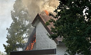 Flammen schlagen aus dem Dachstuhl eines Wohnhauses an der Heidsieker Heide in Jöllenbeck. - Jürgen Mahncke