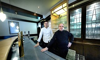 Wechsel hinter der Theke: Gastronom Rolf Heitmann (vorne) führt den Familienbetrieb in Pixel in dritter Generation. Doch jetzt geht der 69-Jährige in Rente und hat das Restaurant mit Saalbetrieb verkauft. Sein Nachfolger David Andric aus Oelde will den Betrieb ab dem 3. Januar 2024 fortführen. - Andreas Frücht