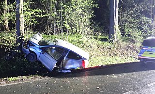 Der Fahrer des verunfallten Fords blieb unverletzt. - Polizei Herford