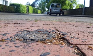 Hier standen bis vor einiger Zeits sogenannte Poller - die aber entfernt werden mussten, weil sie bei Dunkelheit gewisse Gefahren für Radfahrer mit sich brachten. Das ist jetzt vorbei. Dafür nimmt der Autoverkehr im Park zu. - Meiko Haselhorst