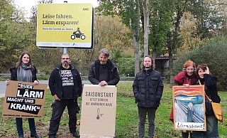Vereins- und Vorstandsmitglieder vor dem kürzlich aufgestellen ADAC-Schild an der von Motorrädern stark frequentierten B241 in Lauenförde. - Privat