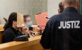 Das Pärchen, das einen 28-jährigen Bielefelder mit einem Tanto-Schwert getötet hat, steht erneut vor Gericht. - Peter Steffen/dpa