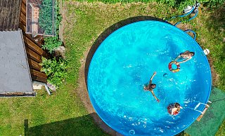 Ein Pool im eigenen Garten - besser geht es im Sommer nicht. Aber Achtung: Für manche Schwimmbecken braucht man in Gütersloh eine Genehmigung. - Symbolfoto/dpa