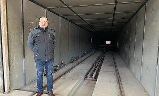 Emil Erfurt steht an der Kante des 130 Meter langen Ofens. - Dirk Windmöller