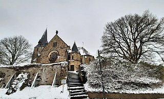 Die Bartholomäuskirche am 1. April im Schnee. - Niklas Krämer