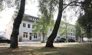 Das Haus am Ostkorso 7 soll abgerissen und Platz für einen Anbau ans alte Rathaus (rechts) schaffen. - Anna-Lena Hinder