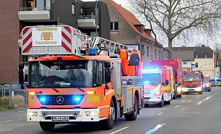 Rund 45 Feuerwehrleute löschen am Karfreitag einen Kellerbrand in einem Mehrfamilienhaus an der Elsener Straße. - Ralph Meyer