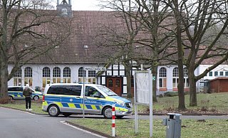 Zahlreiche Einsatzkräfte der Polizei waren am Montag wegen einer Bedrohungslage an einer Förderschule in Schweicheln vor Ort. - Jobst Lüdeking